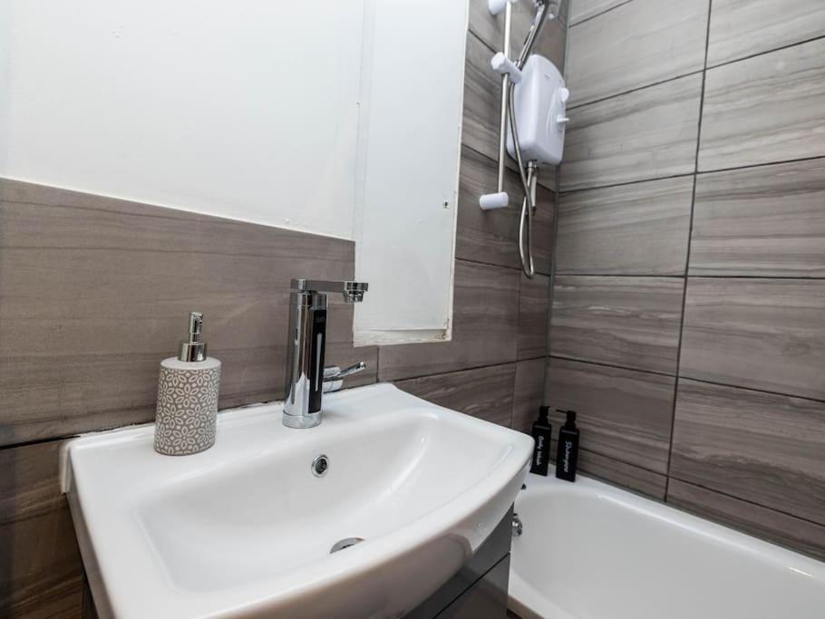 1 Bedroom-Sofabed-Worktable-4-Wifi-Parking Londra Dış mekan fotoğraf
