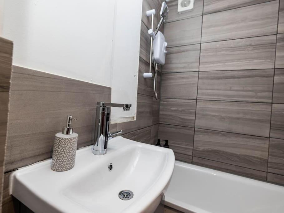 1 Bedroom-Sofabed-Worktable-4-Wifi-Parking Londra Dış mekan fotoğraf